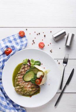 Mükemmel terbiyeli ızgara biftek sebze ve sos ile dekore edilmiş