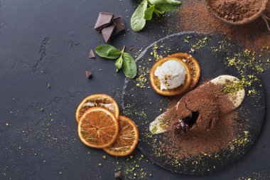 Ağız sulandıran lezzetli çikolatalı pasta, restoran servisi.