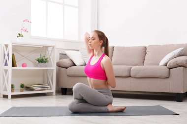 Kadın eğitim yoga inek baş poz.