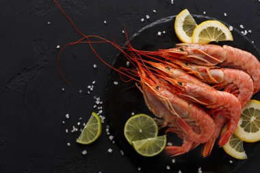 Siyah arka plan üzerine limonlu karides