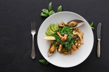 Sıcak salata ızgara deniz ürünleri düz ile yatıyordu