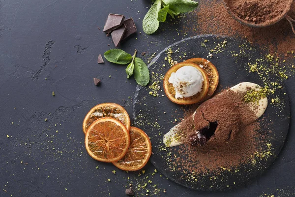 Ağız sulandıran lezzetli çikolatalı pasta, restoran servisi.