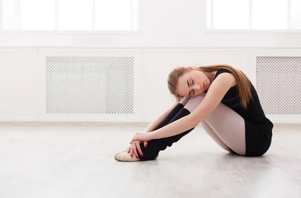 Tancerz baletu klasycznego, siedząc w biały szkolenia klasy — Zdjęcie stockowe
