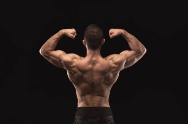 Tanınmayan adam güçlü sırt kasları closeup gösterir