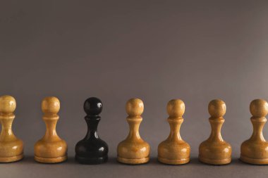 Beyaz piyon içinde siyah bir çizgi