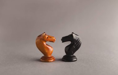 Satranç taşları gri arka plan üzerine çatışma