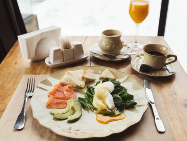 Haşlanmış yumurta ve füme salm ile sağlıklı kahvaltı