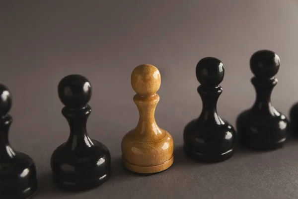 Bataille d'échecs, pion blanc parmi les noirs — Photo