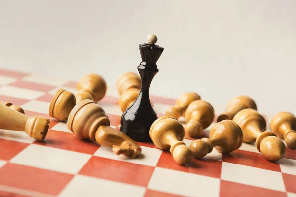 La reine des échecs noire bat les blancs sur l'échiquier — Photo