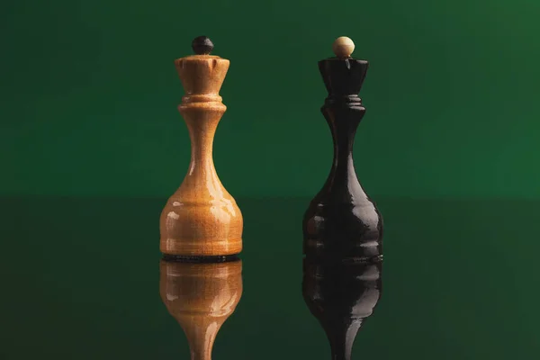 Pair of queen chess pieces confronted as opposites — Stock Photo, Image