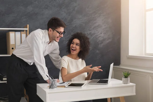 Par av affärspartner arbeta på moderna kontor — Stockfoto