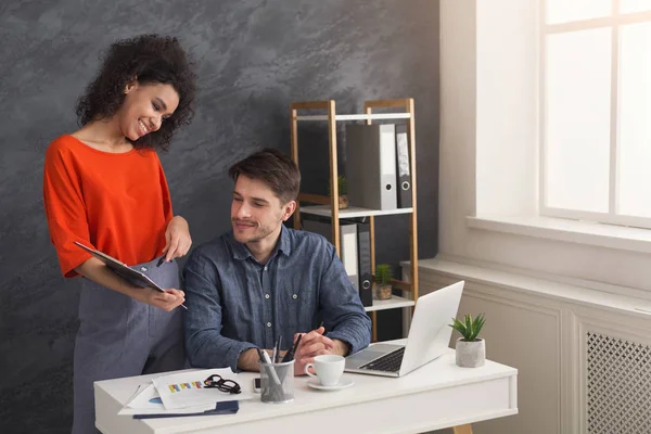 Genç arkadaşları birkaç modern ofiste çalışıyor