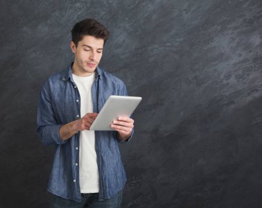 yakışıklı adam dijital tablet studio kullanma