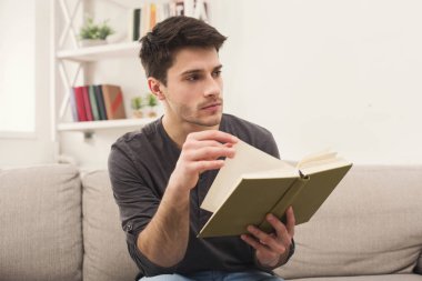 Rahat ev. Kitap ile düşünceli delikanlı