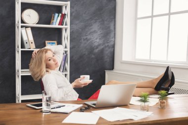 İşkadını office molası sırasında rahatlatıcı