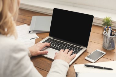 Ofis, eller klavye üzerinde çalışan kadın yakın çekim