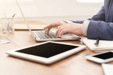 Tanınmayan işadamı dizüstü bilgisayarda yazarak