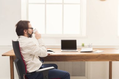 Kahve molası ofiste ciddi iş adamı