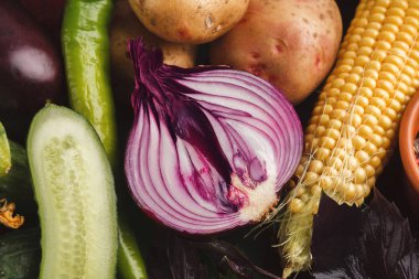 Tahta arka planda taze sebzeler