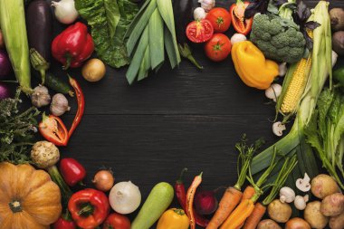 Çerçeve kopya alanı ahşap zemin üzerine taze sebze
