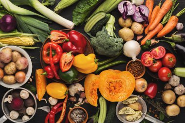 Kopya alanı ahşap zemin üzerine taze sebze yığını