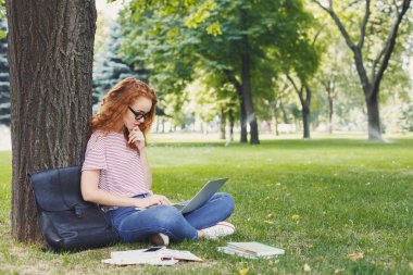 Birlikte laptop ve defter açık havada çekici öğrenci