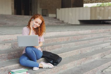 Evet açık havada genç gülümseyen kadın