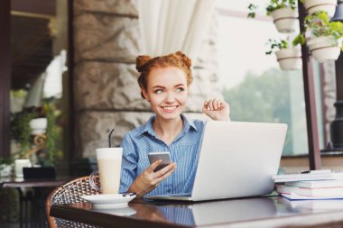 Genç Kızıl saçlı kadın manifatura telefon