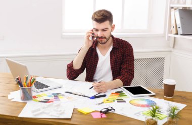 Genç Tasarımcı Mimar konuşmak mobil telefon vardır