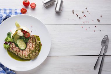 Mükemmel terbiyeli ızgara biftek sebze ve sos ile dekore edilmiş