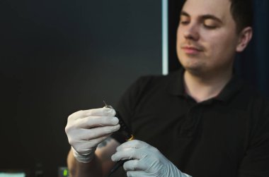 Dövmeci araçlar çizim işlemi için hazırlama