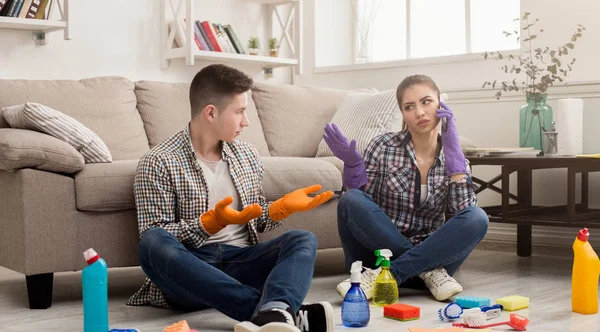 Couple nettoyage à la maison ensemble — Photo