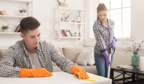 Jeune couple nettoyage maison ensemble — Photo