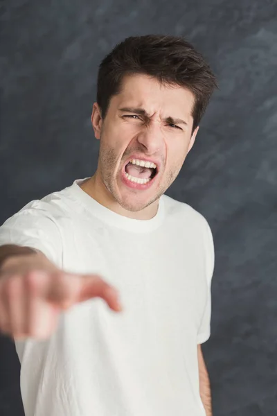 Retrato de hombre joven enojado —  Fotos de Stock
