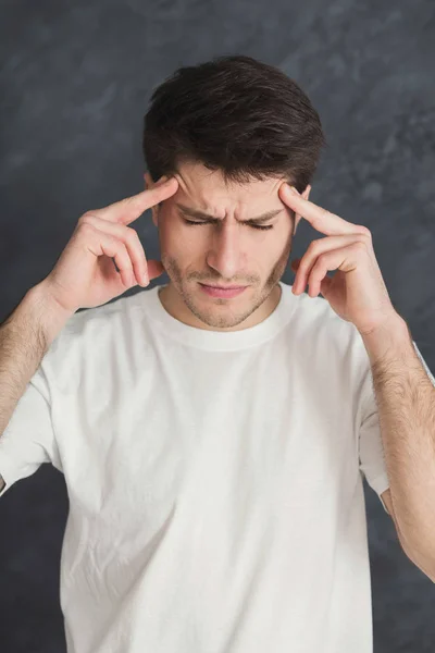 Giovane uomo stressato coprire il viso con le mani — Foto Stock