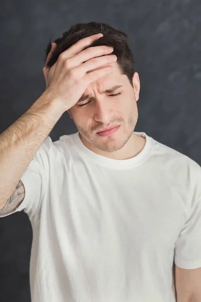 Joven estresado hombre cubrir su cara con las manos — Foto de Stock