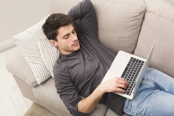 Un hombre feliz gana. Ganador, joven con portátil — Foto de Stock