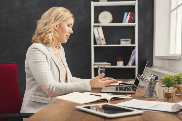 Geconcentreerd zakenvrouw bezig met laptop op kantoor — Stockfoto