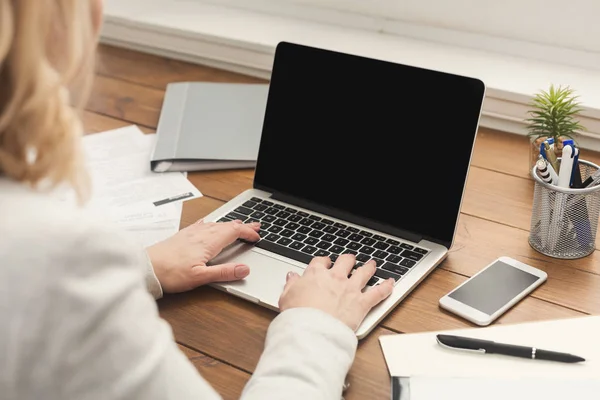 Mujer trabajando en la oficina, manos en el teclado de cerca — Foto de Stock