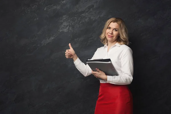 Geschäftsfrau hält Dokumente in der Hand und zeigt Ok-Zeichen — Stockfoto