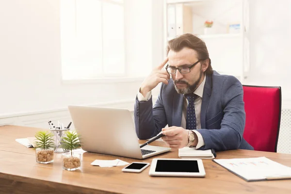 Koncentrerad affärsman arbetar med laptop — Stockfoto