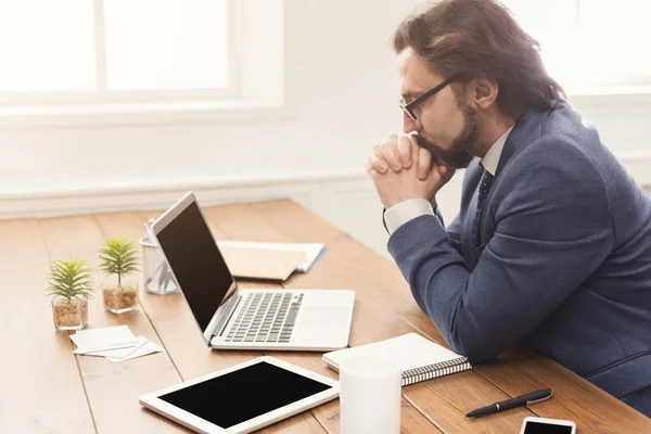 Koncentrerad affärsman arbetar med laptop — Stockfoto