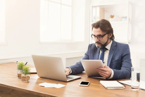 Ung leende man använder laptop i moderna kontor — Stockfoto