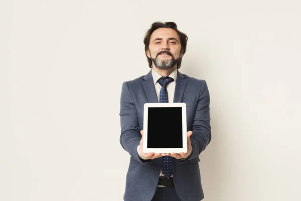 Geschäftsmann nutzt Tablet-Computer — Stockfoto