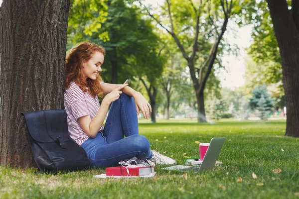Mutlu genç kadın manifatura akıllı Park