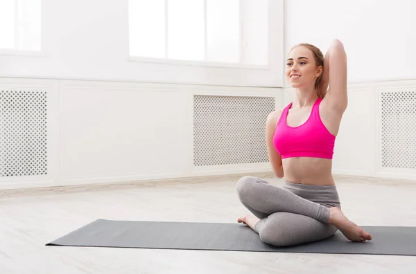 Kvinnan utbildning yoga i Ko huvud pose. — Stockfoto