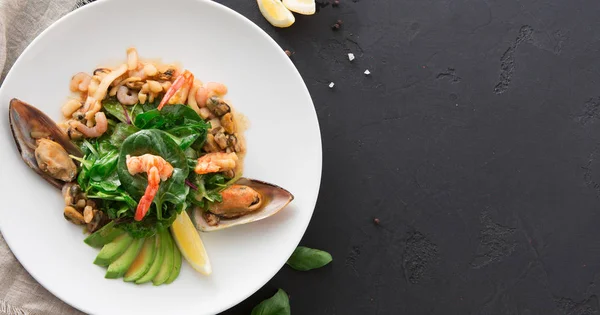 Salad hangat dengan makanan laut panggang rata berbaring — Stok Foto