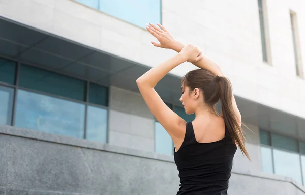 Fitness žena při protahování výcviku venku — Stock fotografie