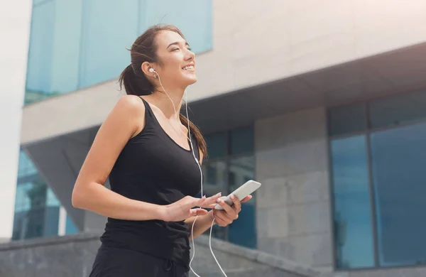 Mujer elegir la música para escuchar durante el entrenamiento — Foto de Stock