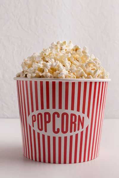 Hink popcorn på vit bakgrund — Stockfoto